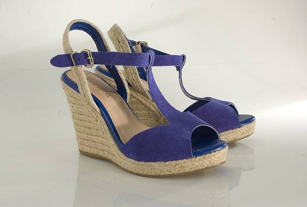 A plataforma de corda &eacute; o grande destaque da cole&ccedil;&atilde;o ver&atilde;o 2012 da Via Mia e da Blue Man. Elas s&atilde;o grandes parceiras dos looks despojados, que fazem aquele estilo bagun&ccedil;ado chique. Lisas ou estampadas, s&atilde;o perfeitas para quebrar o look muito arrumado, al&eacute;<br>