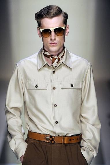 O look global traveller, marca da pr&oacute;xima temporada, torna a camisa com bolsos uma pe&ccedil;a-chave no guarda-roupa masculino. Ela, que j&aacute; apareceu nos desfiles Gucci e Salvatore Ferragamo, pode ter mangas curtas ou longas. Cores-chave: neutros sutis, branco co<br>