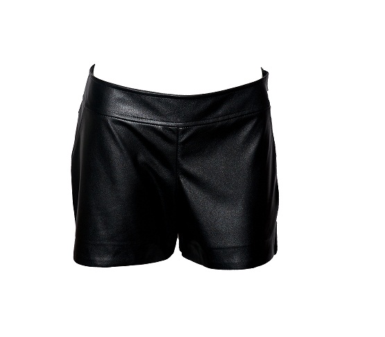 Ele saiu dos sapatos e bolsas e dominou os desfiles e as ruas do mundo todo. Blusas, cal&ccedil;as, shorts, saias e jaquetas n&atilde;o s&atilde;o mais exclusivos de um visual pesado e masculino. Agora, o tecido vem em modelagens bem femininas - Patricia Barretto, estilista d<br>