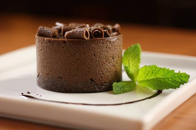 Torta de chocolate amargo &eacute; op&ccedil;&atilde;o de sobremesa no jantar promocional da casa<br>