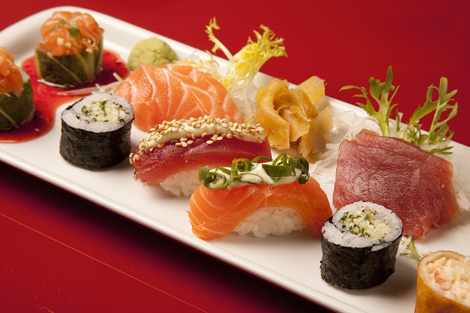 O prato principal promocional do restaurante vem com 15 peças: dois sashimis de atum, dois sashimis de salmão, um sushi de salmão com maionese e cebolinha, um sushi de atum com maionese e gergelim branco, e dois laos rolls<br>