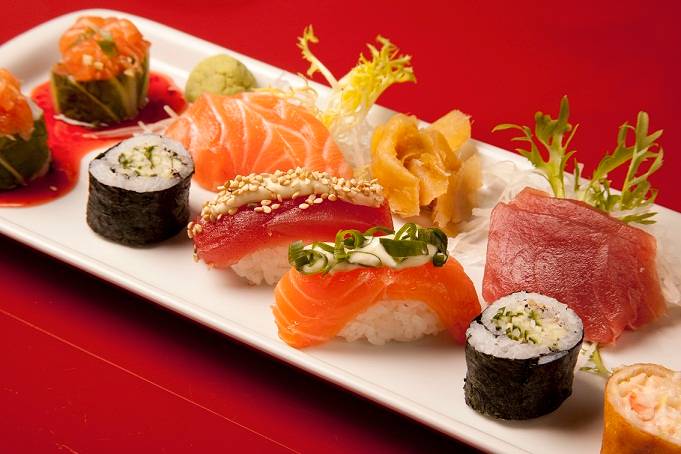 O prato principal promocional do restaurante vem com 15 pe&ccedil;as: dois sashimis de atum, dois sashimis de salm&atilde;o, um sushi de salm&atilde;o com maionese e cebolinha, um sushi de atum com maionese e gergelim branco, e dois laos rolls<br>
