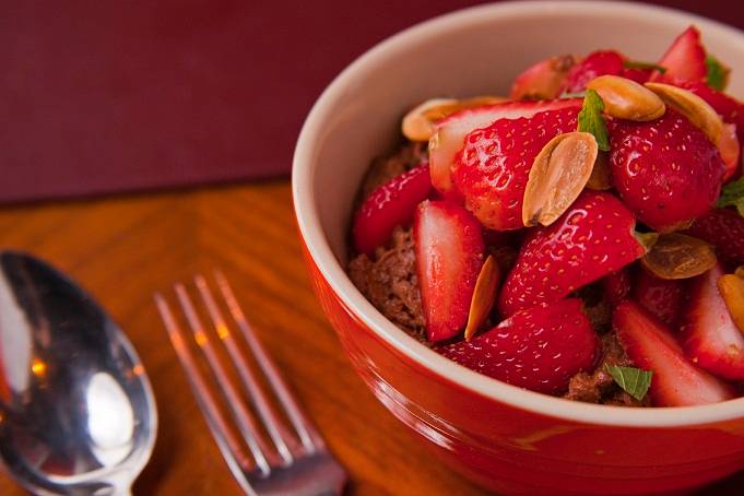 Entre as op&ccedil;&otilde;es de sobremesa, morangos com chantilly de chocolate e am&ecirc;ndoas tostadas<br>