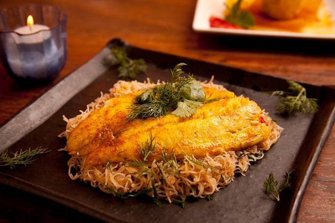 Peixe no vapor com tempero vietnamita, servido com macarr&atilde;o de arroz: op&ccedil;&atilde;o de prato principal<br>