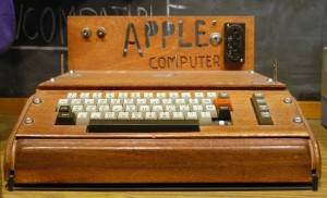 Lan&ccedil;ado em 1976, O primeiro lan&ccedil;amento da Apple Computer, fundada pelos xar&aacute;s Steve Jobs e Steve Wozniak, foi constru&iacute;do manualmente na forma de circuito integrado. O Apple I custava 666,66 d&oacute;lares<br>