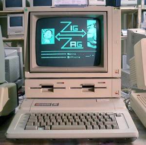 Tamb&eacute;m desenvolvido em parceria com Wozniak, o Apple II foi lan&ccedil;ado em 1977 e foi o primeiro computador para uso pessoal e profissional com tela em cores e gabinete de pl&aacute;stico.<br>