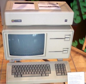 Datado de 1983, ele custava quase 10 000 dólares e foi o primeiro desktop a usar uma interface gráfica com ícones, janelas e cursor orientado pelo mouse<br> Datado de 1983, ele custava quase 10 000 dólares e foi o primeiro desktop a usar uma interface gráfica com ícones, janelas e cursor orientado pelo mouse<br>