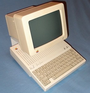 De 1984, o quarto modelo da família Apple pretendia ser compacto, mas pesava 3,4 kg<br> De 1984, o quarto modelo da família Apple pretendia ser compacto, mas pesava 3,4 kg<br>