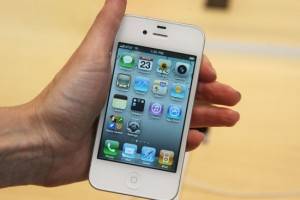 O gadget que transformou o celular em muito mais do que um telefone introduziu a tela sens&iacute;vel ao toque, hoje usada por v&aacute;rios aparelhos. Lan&ccedil;ado em 2007, ele acaba de ganhar a vers&atilde;o 4S, ainda sem previs&atilde;o de chegada ao Brasil<br>