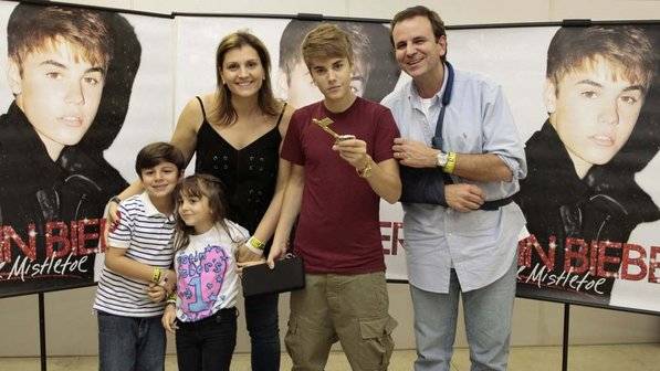 O prefeito Eduardo Paes levou a fam&iacute;lia ao show no Engenh&atilde;o e entregou a chave da cidade para Justin Bieber antes de a apresenta&ccedil;&atilde;o come&ccedil;ar<br>