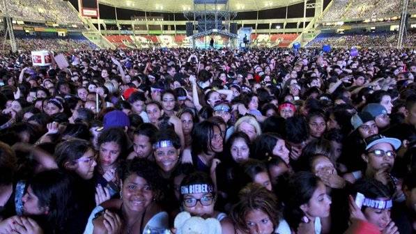 F&atilde;s no est&aacute;dio do Engenh&atilde;o aguardam o in&iacute;cio do show de Justin Bieber (VEJA / Fabio Rossi / Ag&ecirc;ncia O Globo)<br>