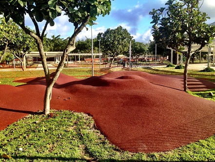 Área do gramado foi coberta com piso emborrachado para as crianças brincarem<br> Área do gramado foi coberta com piso emborrachado para as crianças brincarem<br>