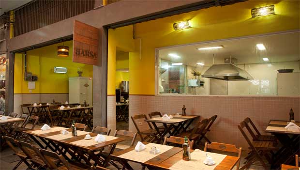 Mesas no corredor e cozinha aparente<br> Mesas no corredor e cozinha aparente<br>