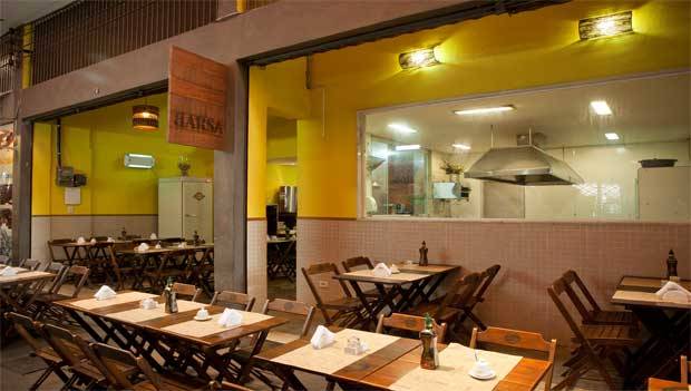 Mesas no corredor e cozinha aparente<br> Mesas no corredor e cozinha aparente<br>
