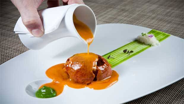 A c&uacute;pula de tomate derrete no contato com o molho<br>