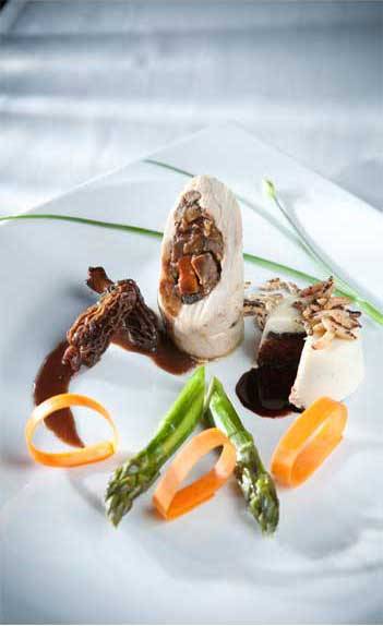 Ballotine de galinha-d?angola com petit g&acirc;teau de feij&atilde;o, salpicado de crocante de arroz &eacute; um deles<br>