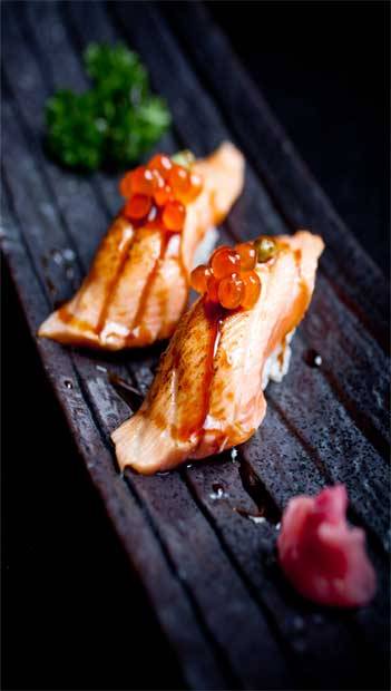 Sushi de salm&atilde;o br&ucirc;l&eacute; com ovas do peixe<br>