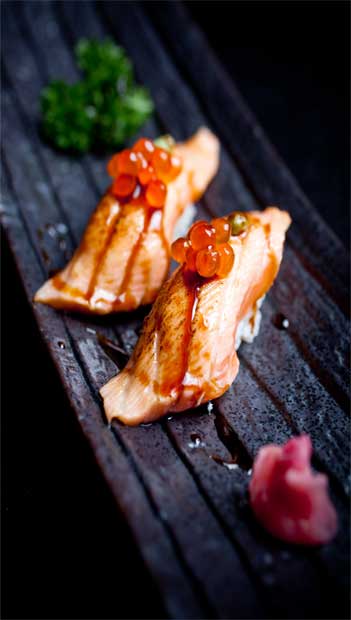 Sushi de salm&atilde;o br&ucirc;l&eacute; com ovas do peixe<br>