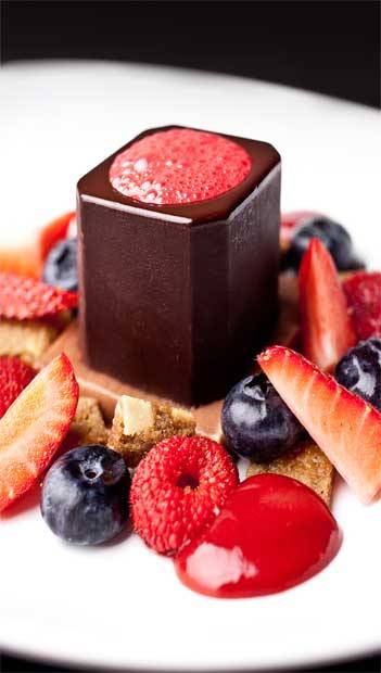 Chocolate amargo, sabayon de framboesa, fondant de avel&atilde; e frutas vermelhas<br>