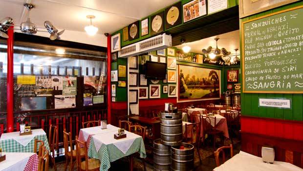 Só no Rio de Janeiro: cliente de bar acaba dormindo no banheiro