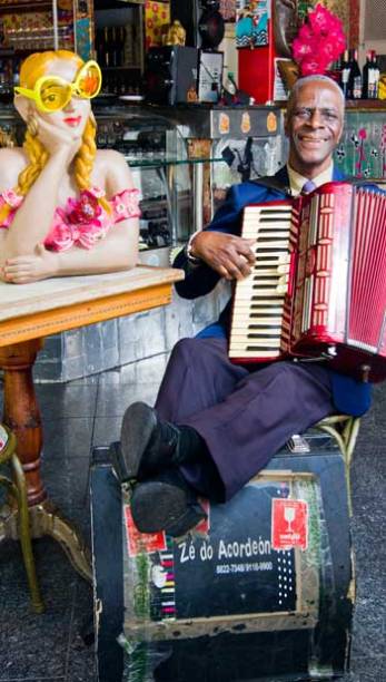 Ele embala casais nas noites de sexta<br> Ele embala casais nas noites de sexta<br>