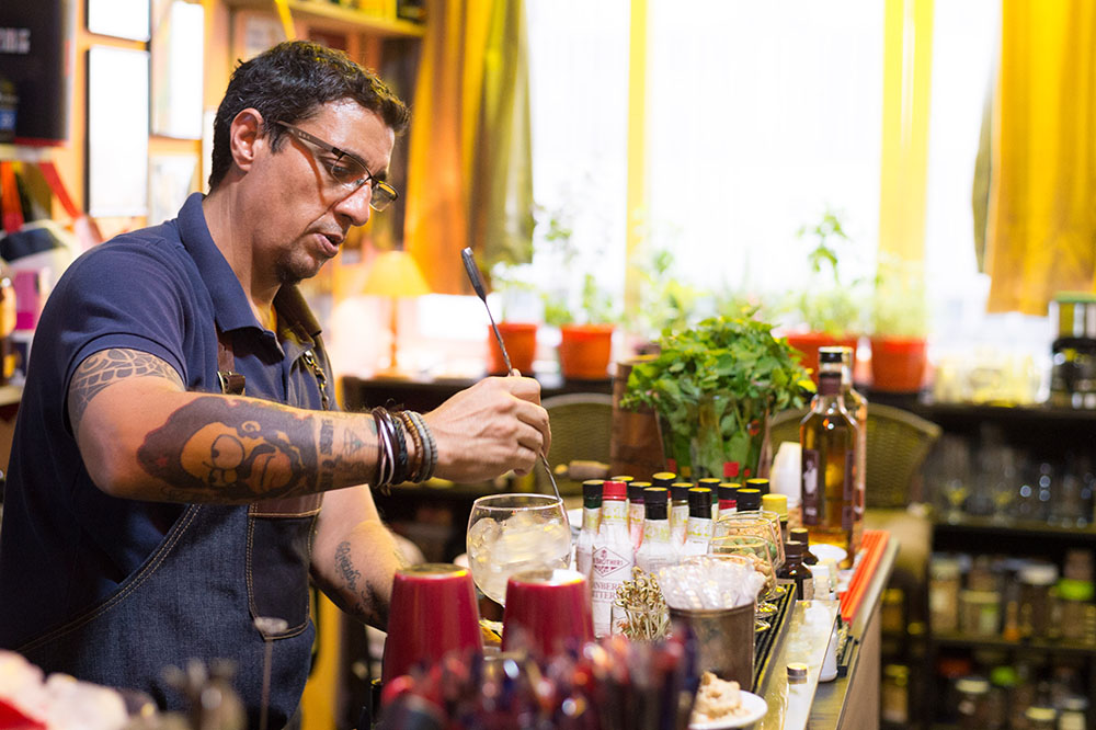Escola de coquetelaria vira bar de ares clandestinos no Centro