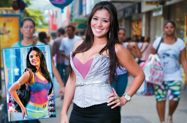 O nome &eacute; igual, mas tem um L a mais. As roupas curtas e justas tamb&eacute;m s&atilde;o parecidas. Tatuagens enormes como as de Isis Valverde, a atriz que faz a Suelen da fic&ccedil;&atilde;o (foto menor), ela n&atilde;o tem. Em compensa&ccedil;&atilde;o, quem observa com cuidado o ponto estrat&eacute;gico dei<br>