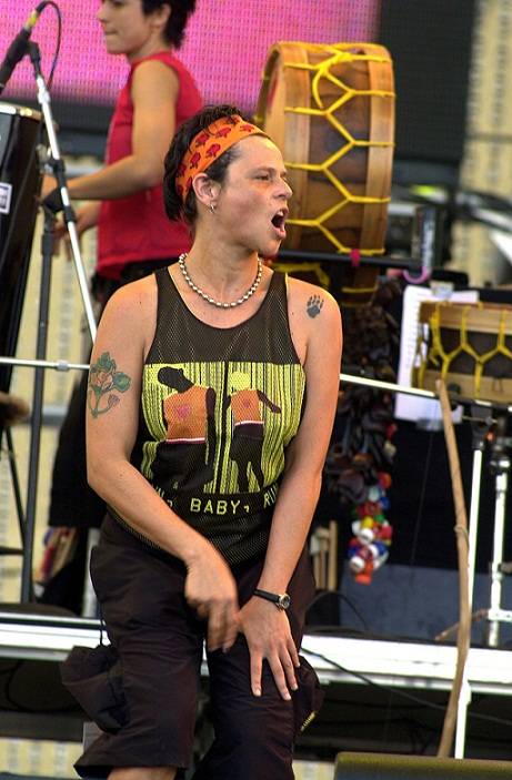 Show de C&aacute;ssia Eller, que cantou bai&atilde;o, samba e cl&aacute;ssicos da MPB em ritmo de rock. Em dezembro de 2001 ela viria a falecer<br>