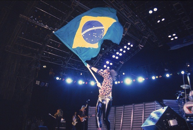 Klaus Meine, vocalista do Scorpions, com a bandeira do Brasil<br> Klaus Meine, vocalista do Scorpions, com a bandeira do Brasil<br>