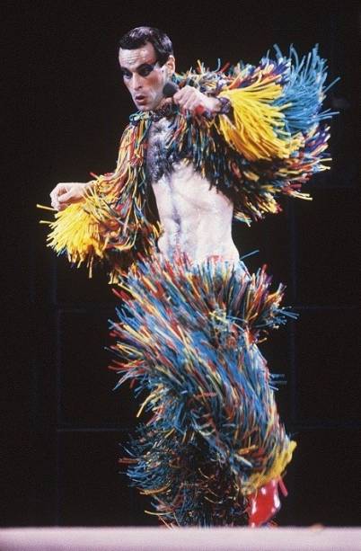 Ney Matogrosso abriu a primeira edição do festival semi-nu, usando apenas uma tanga<br> Ney Matogrosso abriu a primeira edição do festival semi-nu, usando apenas uma tanga<br>