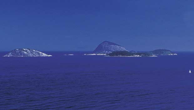 Escunas seguem até a ilha. Lá, é possível um banho de mar refrescante<br>