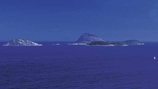 Escunas seguem até a ilha. Lá, é possível um banho de mar refrescante<br> Escunas seguem até a ilha. Lá, é possível um banho de mar refrescante<br>