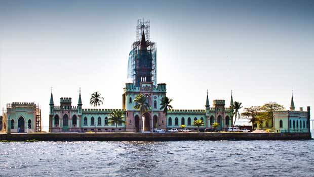 Barcos passam próximo à Ilha Fiscal, palco do último baile do Império<br> Barcos passam próximo à Ilha Fiscal, palco do último baile do Império<br>