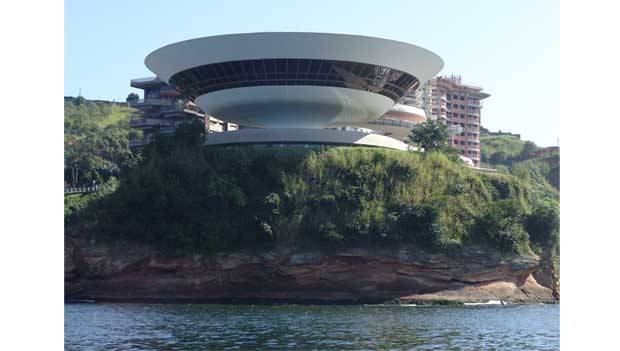 Em Niterói, o Museu de Arte Contemporânea complementa a bela paisagem natural<br> Em Niterói, o Museu de Arte Contemporânea complementa a bela paisagem natural<br>