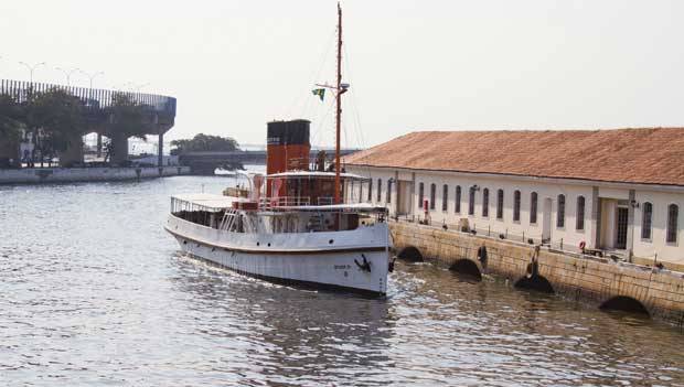 Por 10 reais é possível navegar no barco Laurindo Pitta, construído na Primeira Guerra Mundial<br> Por 10 reais é possível navegar no barco Laurindo Pitta, construído na Primeira Guerra Mundial<br>