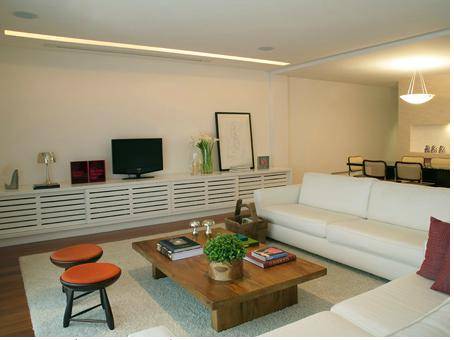 Bancos curingas, flores naturais e tecidos coloridos compõem esta sala<br> Bancos curingas, flores naturais e tecidos coloridos compõem esta sala<br>