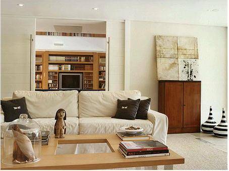 Livros, revistas e o belo quadro dão um ar mais intimista e pessoal ao ambiente<br> Livros, revistas e o belo quadro dão um ar mais intimista e pessoal ao ambiente<br>