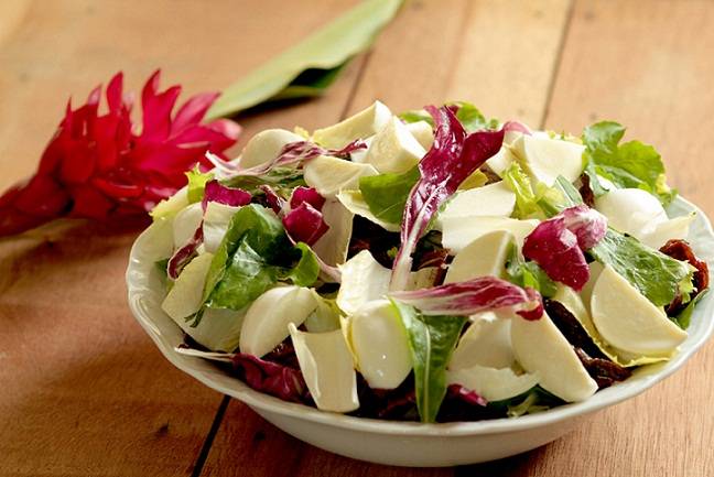 Para celebrar o frescor da primavera, restaurantes oferecem saladas super coloridas em seus card&aacute;pios, como a salada &agrave; moda da quinta (R$ 29,00), do restaurante Quinta da Boa Vista, que leva r&uacute;cula, end&iacute;via, radicchio, tomate seco, queijo de b&uacute;fala e alfa<br>