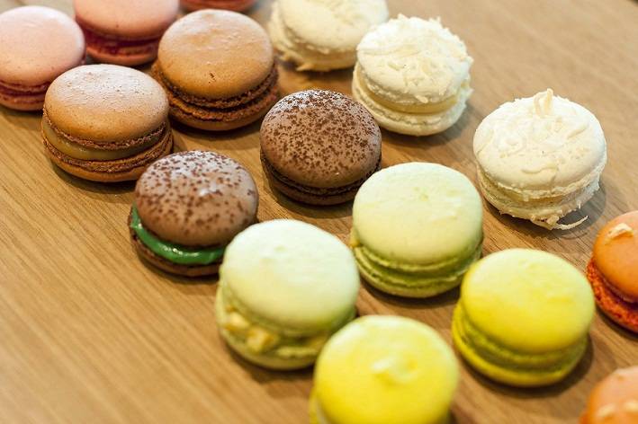 Os macarrons da delicatessen As Claras trazem para os cariocas um toque primaveril parisiense. Afinal, n&atilde;o foi s&oacute; a rainha Maria Antonieta que se encantou com eles. Ao todo s&atilde;o 12 sabores (R$ 3,60 a unidade), entre eles champanhe, frutas vermelhas, frambo<br>