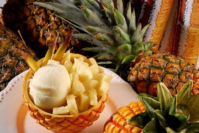 O novo sabor lavanda com mel, da Mil Frutas, divide espa&ccedil;o nos refrigeradores com o consagrado rosas com framboesa e pistache, que volta nesta temporada (R$ 9,00 a bola de cada sabor). O Sorvete It&aacute;lia tamb&eacute;m aposta nas frutas da esta&ccedil;&atilde;o. Coco, manga e ab<br>