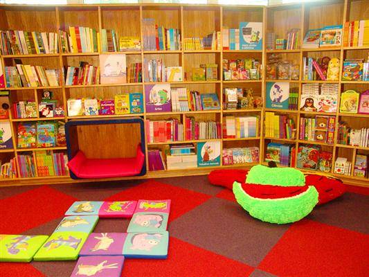 Almofadas, brinquedos e, claro, livros, tamb&eacute;m ficam &agrave; disposi&ccedil;&atilde;o da crian&ccedil;ada<br>