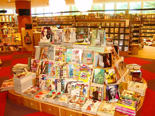 Esta é a seção da revistas. Há também estandes de games e brinquedos<br> Esta é a seção da revistas. Há também estandes de games e brinquedos<br>