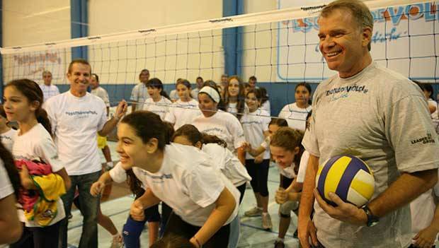 Bernardinho inaugura escola de vôlei no Complexo do Alemão