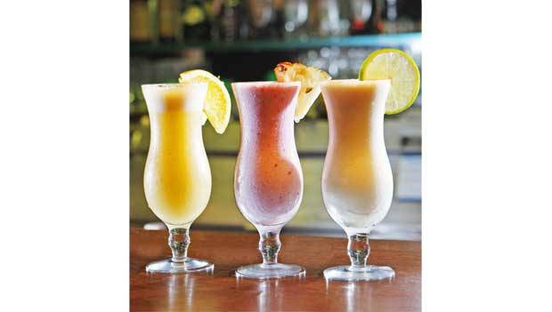 Reduz pre&ccedil;os de drinks como o hula hula, feito com feito com Malibu e suco de laranja<br>