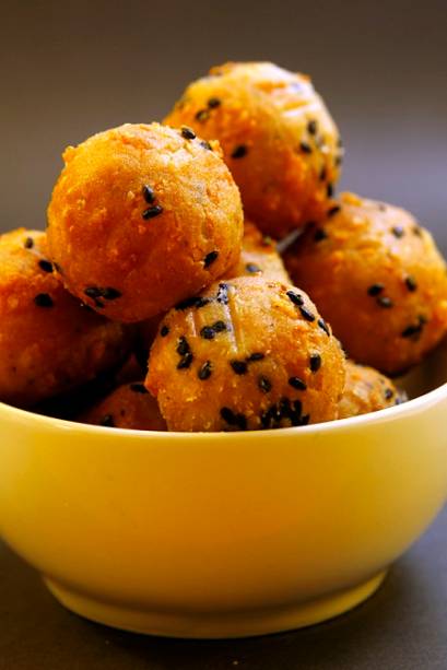 Bolinhas de queijo com gorgonzola, parmesão, queijo prato e gergelim preto (R$ 16,80)<br> Bolinhas de queijo com gorgonzola, parmesão, queijo prato e gergelim preto (R$ 16,80)<br>