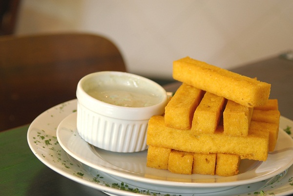 Palitinhos de polenta frita com molho gorgonzola (R$ 15,90)<br>