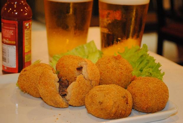 Bolinho de rabada com feij&atilde;o-branco (R$ 20,00)<br>