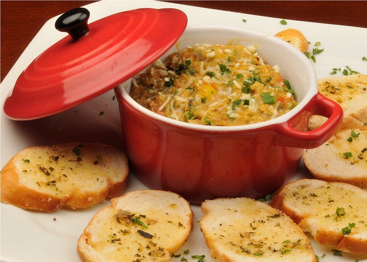 Panelinha de siri acompanhada por torradinhas gratinadas com queijo e creme de alho (R$ 16,00)<br>