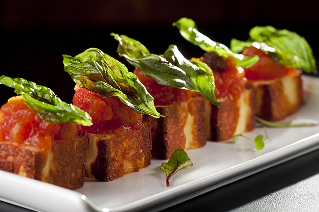 Queijo de coalho com chutney de tomate e basílico crocante (R$ 19,00)<br> Queijo de coalho com chutney de tomate e basílico crocante (R$ 19,00)<br>