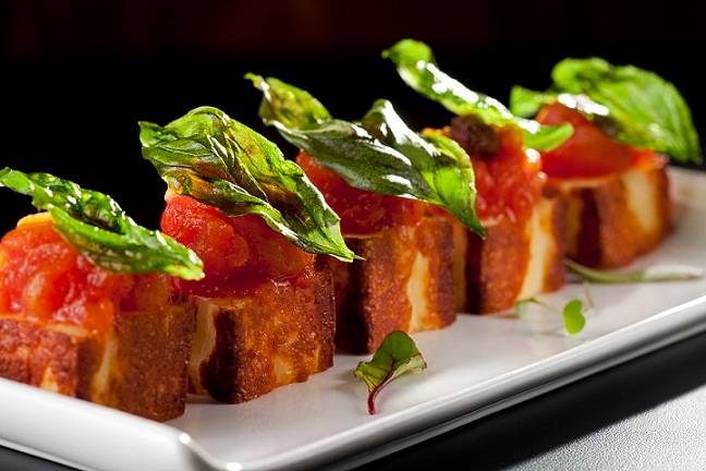 Queijo de coalho com chutney de tomate e bas&iacute;lico crocante (R$ 19,00)<br>